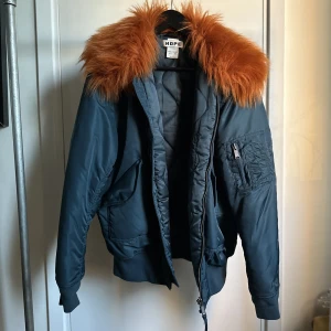 Bomberjacka HOPE med faux fur - Jacka använd en gång, i nyskick med orange fakepäls som är avtagbar.