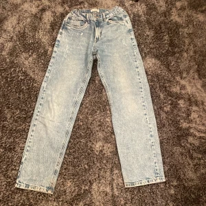 Feta regular fit jeans - Snygga ljusblåa tvättade jeans från Lindex ny pris 400kr mitt pris 100kr passar dig runt 170 och neråt 