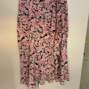 Superfin blommig kjol från Gina. Använd fåtal gånger, storlek XL