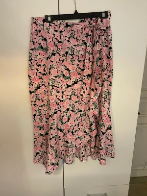 Omlottkjol från Gina  - Superfin blommig kjol från Gina. Använd fåtal gånger, storlek XL