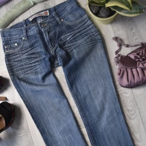 Lågmidjade jeans - Lågmidjade raka jeans från diesel