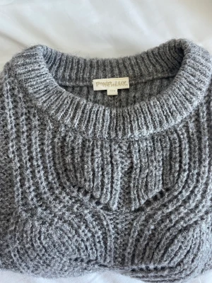 Fin stickad tröja - Fin stickad tröja i storlek 140/xxs. märket är pomp de lux. inga returer💗 skriv vid funderingar!