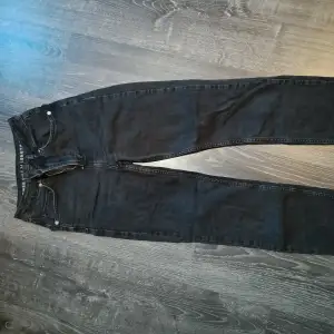 Svarta ur tvättade jeans från BikBok. Waist 24, Length 32. 