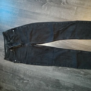 Svarta urtvättade jeans från bikbok - Svarta ur tvättade jeans från BikBok. Waist 24, Length 32. 