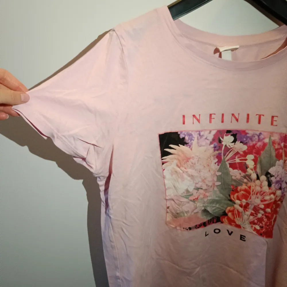 En rosa t-shirt med tryck på framsidan. Storlek XS till S från h&m!. T-shirts.