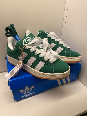 Adidas campus  - Ett par helt nya adidas campus 00, storlek 43, kartongen blev lite misshandlad av Postnord men annars ser allt bra ut!