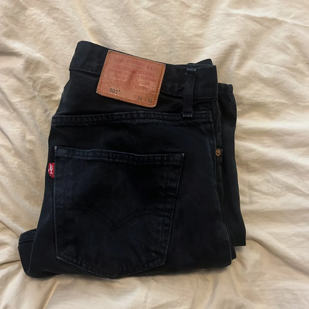 Tja säljer av två par Levis jeans 200kr st eller 300 kr tillsammans. Dom gråa jeansen är i strl 30/32 medans dom svarta är i strl 31/30 . Jeans & Byxor.