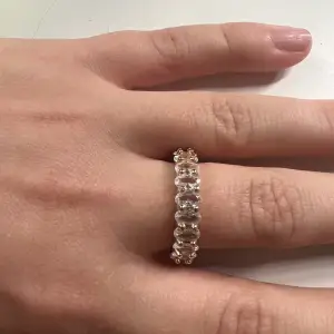 Sälljer denna ring, köpt för 200 sälljer för 75❤️  Jag vet inte om den rostas elelr inte, använder en gång under dagen. Tycker den är irriterande för mina fingrar för den är bred❤️ Vid snabb affär kan den säljbars för 50❤️
