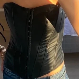 Korsett - Säljer denna snygga korsett från zara då den inte kommit till någon användning nångång. Den är i nyskick,skriv för fler bilder. Köparen står för frakt💓