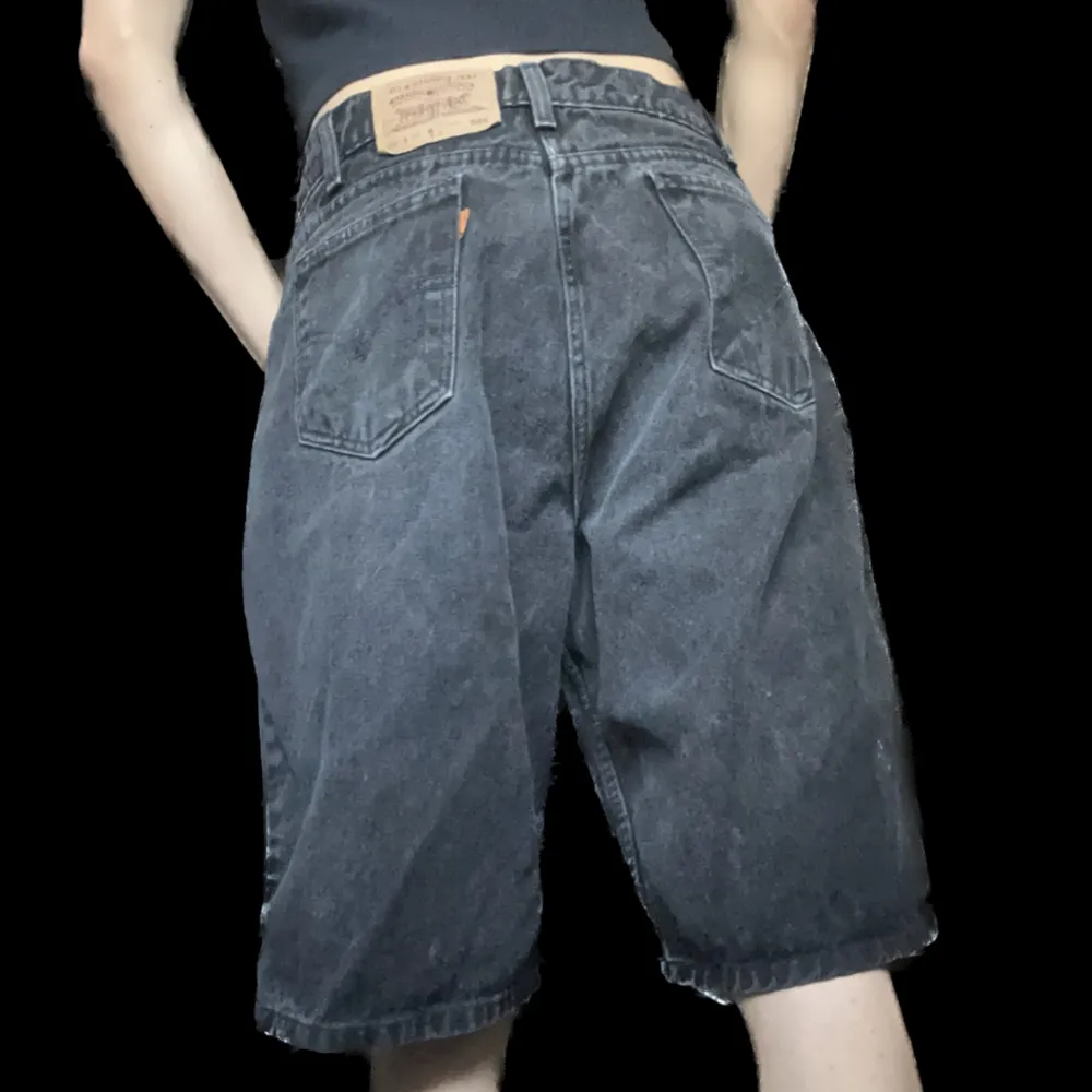 Levi’s svarta relaxed fit jeans shorts i bra skick. Köpta på Beyond Retro för typ 350 kr. Storlek 33 så sitter nog bättre på dem med denna storlek.. Shorts.