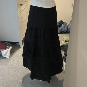 Svart långkjol - Jättefin svart longkjol från lindex. Den är storlek xs men passar s och kanske m eftersom den har en töjbar midja💕