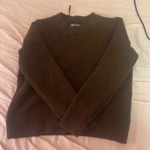 Brun stickad tröja  - Säljer denna tröja då jag aldrig använder den! Det är en S men skulle säga att den sitter mer som en xs/xxs 