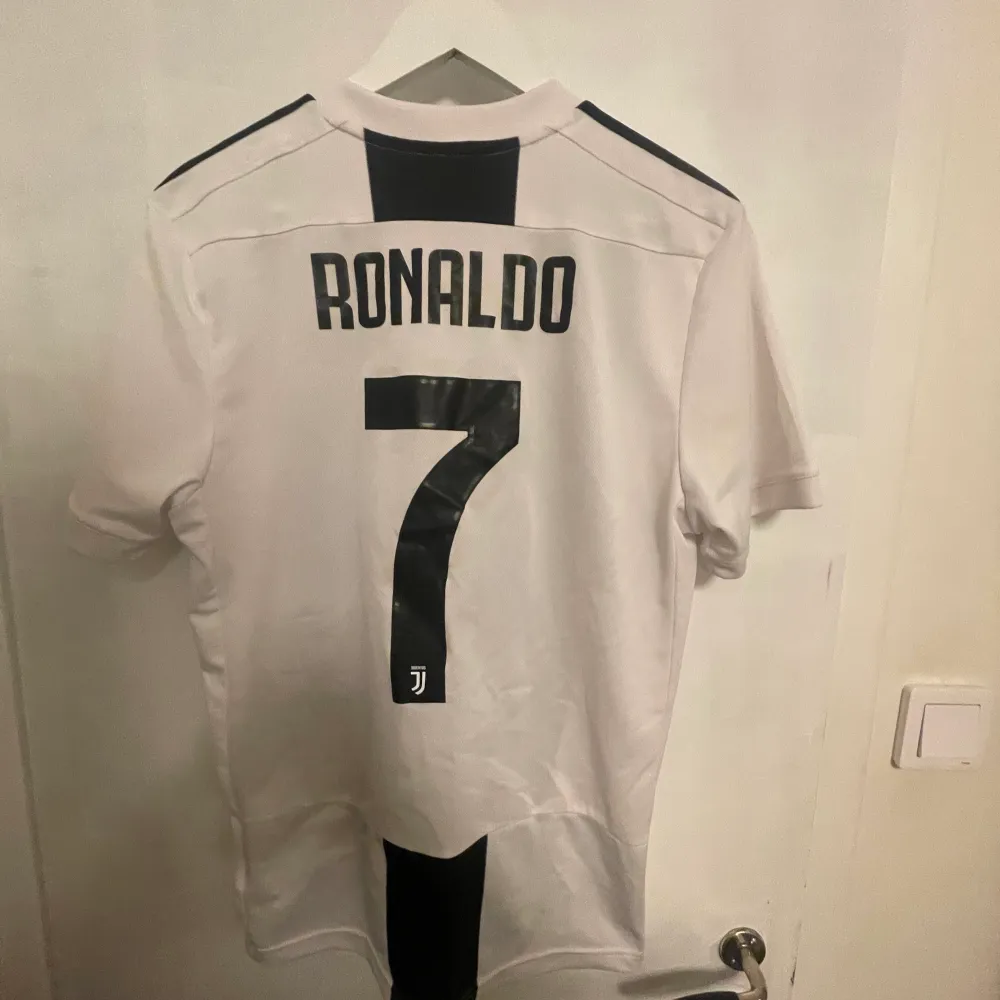Ronaldo fotbolls tröja säljes pga den ej passar mig storlek M. Jackor.