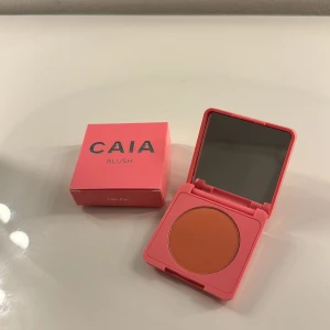 Caia blush  - Caia blush i färgen cake pop. Helt oanvänd💕. Säljer då färgen inte passar mig. Orginalpris: 245kr