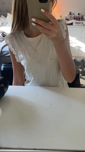 Volang tröja från esprit  - En jätte fin volang tröja från esprit den är endast använda ett fåtal gånger och är i storlek xs!☺️ 
