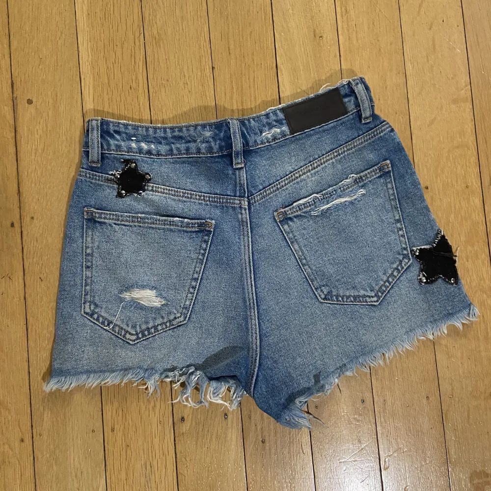 Säljer ett par coola jeansshorts från en gammal kollektion från Zara!!. Shorts.
