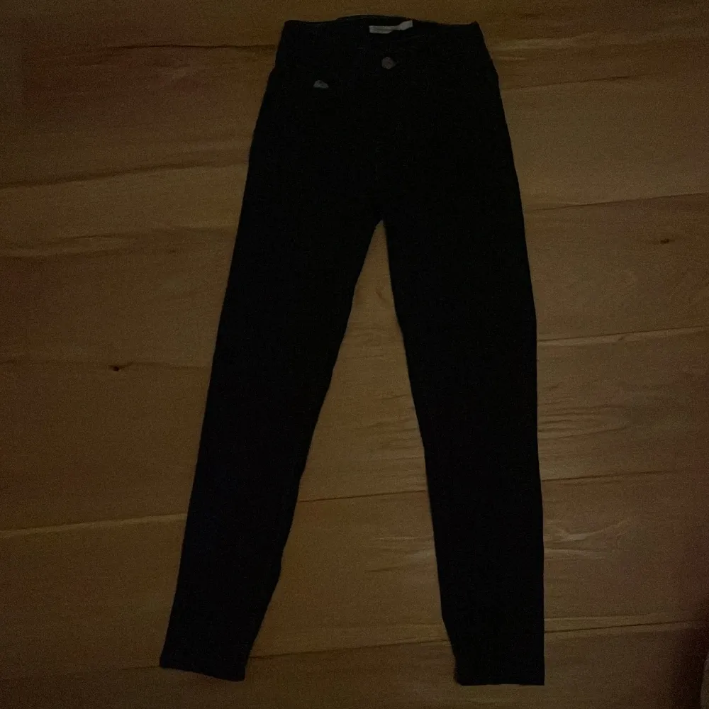 säljer mina levis jeans i storlek 24 pga att de inte kommer till användning. kontakta för fler bilder. Jeans & Byxor.