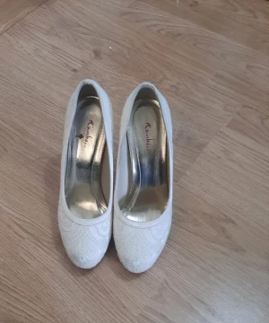 Klackskor - Fina klackskor ej använt så mycket och inga skador,köpare står för frackt och priset kan diskuteras 