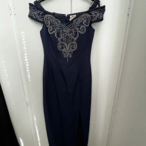 Fest klänning - Klänning i gott skick. Sitter väldigt snyggt. Ny pris 3000sek