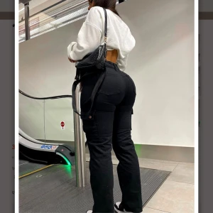 Svarta cargo jeans finer material - Svarta cargo jeans mer fint material än vanliga jeans. Oanvända prislapp allting kvar för passar inte är köpt på en fransk sida och är väldigt små i storlekarna då jag är en säker L och byxorna går inte över rumpan.. skulle säga S-M!