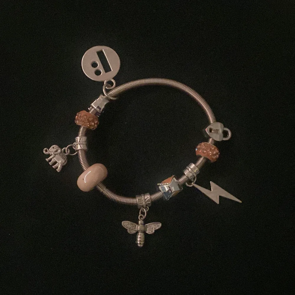 Säljer nu mitt Pandora liknande armband för jag har köpt ett äkta. Köpte detta på plick för 170kr tror jag. Säljer det för 120, priset kan diskuteras vid snabb affär. . Inga skador på det. Hör av er om ni har några frågor!💕 ⛔️TRYCK INTE PÅ ”KÖP NU”⛔️. Accessoarer.