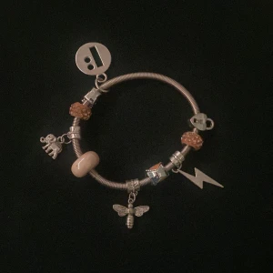 Pandora liknande armband - Säljer nu mitt Pandora liknande armband för jag har köpt ett äkta. Köpte detta på plick för 170kr tror jag. Säljer det för 120, priset kan diskuteras vid snabb affär. . Inga skador på det. Hör av er om ni har några frågor!💕 ⛔️TRYCK INTE PÅ ”KÖP NU”⛔️