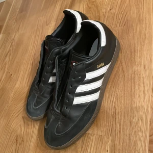 Skor samba  - Dom här har bara använt 20 gånger det finns dock inga skorsnören inga sulor 