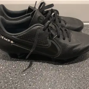 Säljer nästan helt nya Nike tiempo använda typ 3 gånger. Säljer pga för små   