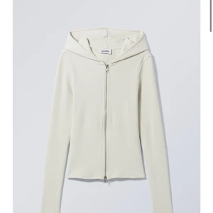 Zip-up hoodie - Säljer min snygga vita zip-up hoodie som jag köpte från weekday, använt någon enstaka gång men är i nyskick❤️ köp direkt för 200kr
