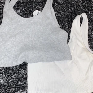 Topp  - Säljer dessa två och även en till i svart. Ifrån Gina Tricot 