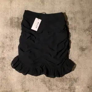 Säljer denna svarta kjol då den inte kommer till användning. Den är helt ny 