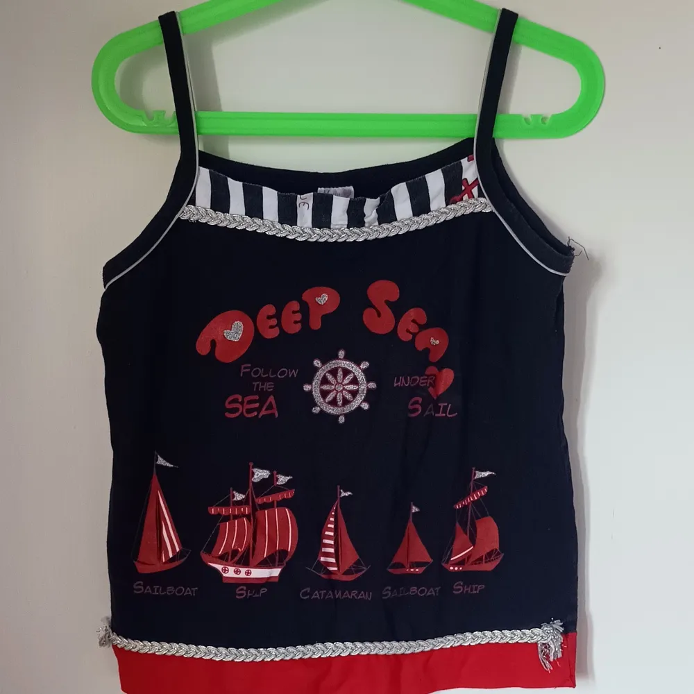 True to size. A 90s style tank top if you can style it!. . Toppar.