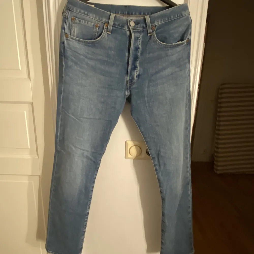 As snygga Levis 501 jeans som är raka i modellen! Helt oanvända och kommer tyvärr inte till användning då de är förstora… köpta för 1200kr. Jeans & Byxor.