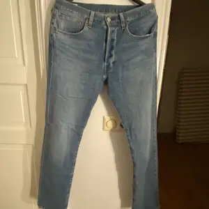 As snygga Levis 501 jeans som är raka i modellen! Helt oanvända och kommer tyvärr inte till användning då de är förstora… köpta för 1200kr