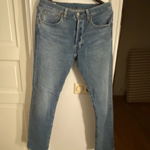 Levis jeans straight leg - As snygga Levis 501 jeans som är raka i modellen! Helt oanvända och kommer tyvärr inte till användning då de är förstora… köpta för 1200kr