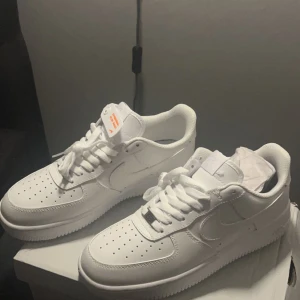 Nike airforce 1 - Endast testad 1 gång Storlek 42 men är lite större i storleken och passar 43