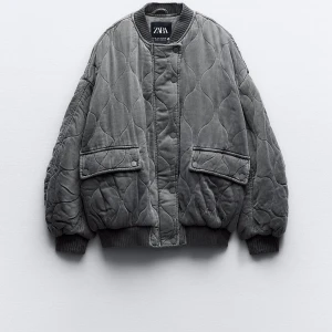 Quiltad zara jacka - INTRESSEKOLL!!! på min assnygga jacka från zara som är slutsåld i xs, s och m. Jag vet inte riktigt om det är min stil så därför ser jag vad jag kan få för den. Lägg gärna prisförslag🤍🤍 fixar köp nu när jag bestämt för att sälja