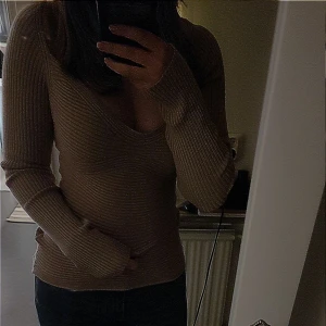 Säljer ribbad tröja - Jag säljer denna ribbade Beigea tröjan som jag bara använt någon enstaka gång, den är väldigt stretchig och anpassar sig efter ens kroppsform❤️