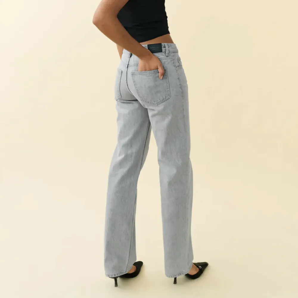 Säljer mina Gina tricot low waist straight jeans. I nytt skick då jag knappt använt dem. Skicka privat för fler frågor eller bilder💞. Jeans & Byxor.