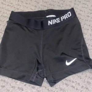 Nike pro hopppants - Ett par Nike pro hopp pants. Storlek står inte men det passar mig som har storlek S vanligtvis.  Den är väldigt stretchig och kan användas i många tillfällen. Dom är i ett helt okej skick, de bild två för varför det är helt okej skick. 