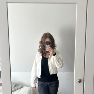 jeansjacka från gina tricot - vit kort jeansjacka, har en fläck på ena ärmen