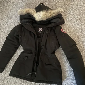 Canada goose  - Storlek S men passar även XS. Modellen är montebello  BUDA!🥰