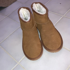 fake uggs - sköna vinterskor i brun färg, snarlika uggs och jättemjuka inuti. de går upp lite på benen så man inte fryser om vaderna. stl 40, färgen äe lite svår att fånga på kamera men kom gärna privat för fler bilder med de på! köpta för 500 kr och använda en gång