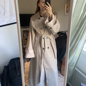 Oanvänd oversized trenchcoat från Nakd!  - Helt oanvänd trenchcoat från NA-KD! Lappen är kvar! Storlek 36. Nypris 1299 kr, säljer för 950 kr! 