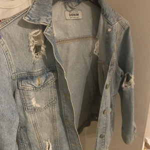Jeansjacka 💛 - en jätte fin och cool jeans jacka från denim💛har fler jackor så blir inte att jag använder denna, men den är i bra skick och har många snygga slitna detaljer, storlek s 