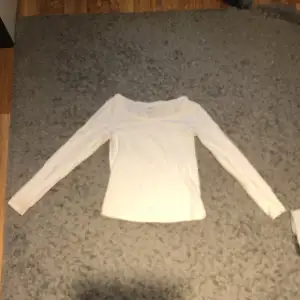 Långärmad tröja ifrån lager 157 i storlek S, säljs pågrund av att den inte kommer till användning längre
