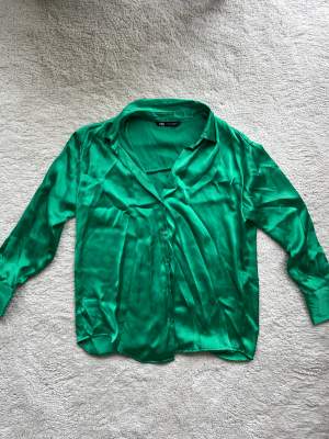 Satinskjorta från Zara, grön i strl M. Endast använd 3 gånger🥰