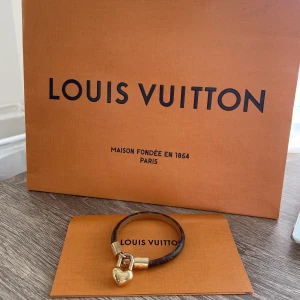 Louis vuitton armband  - Köpt i Stockholm, nypris är 3850:-. Kvitto och påse kommer med 