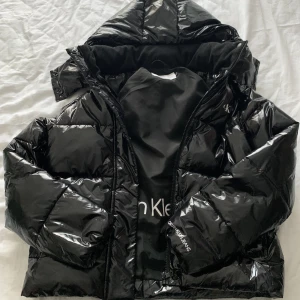 Ck vinterjacka - Snygg jacka, inga defekter och köptes för 2000, en ny kostar 2195  +frakt 1578, tryck gärna på ”köp nu” vill bli av med den❗️