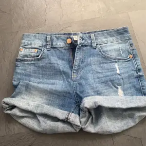 Säljer dessa blåa jeans shorts som är vintage 💗 storlek 34 men passar 36!!